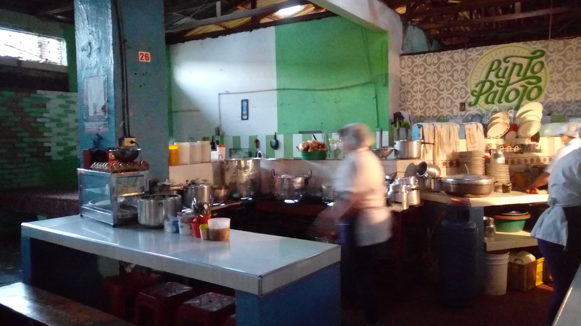 Cocinas de la plaza actual: fuego, marmitas y trabajo en el puesto de comidas